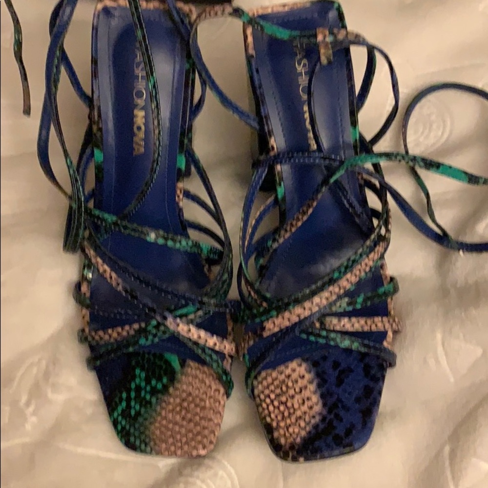 Size 8 Block Heel Snake Skin Multi-Color Pattern - image 2